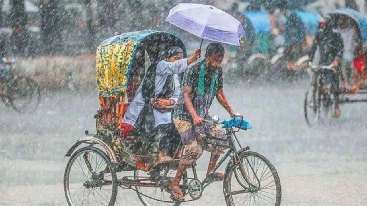 ঢাকাসহ দেশের বেশ কিছু অঞ্চলে বজ্রবৃষ্টি, নদীবন্দরে ১ নম্বর সতর্কসংকেত
