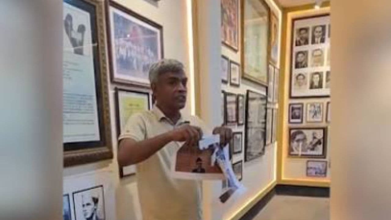 ডাকসু সংগ্রহশালার জিন্নাহ ছবি তোলা নিয়ে তীব্র বিতর্ক
