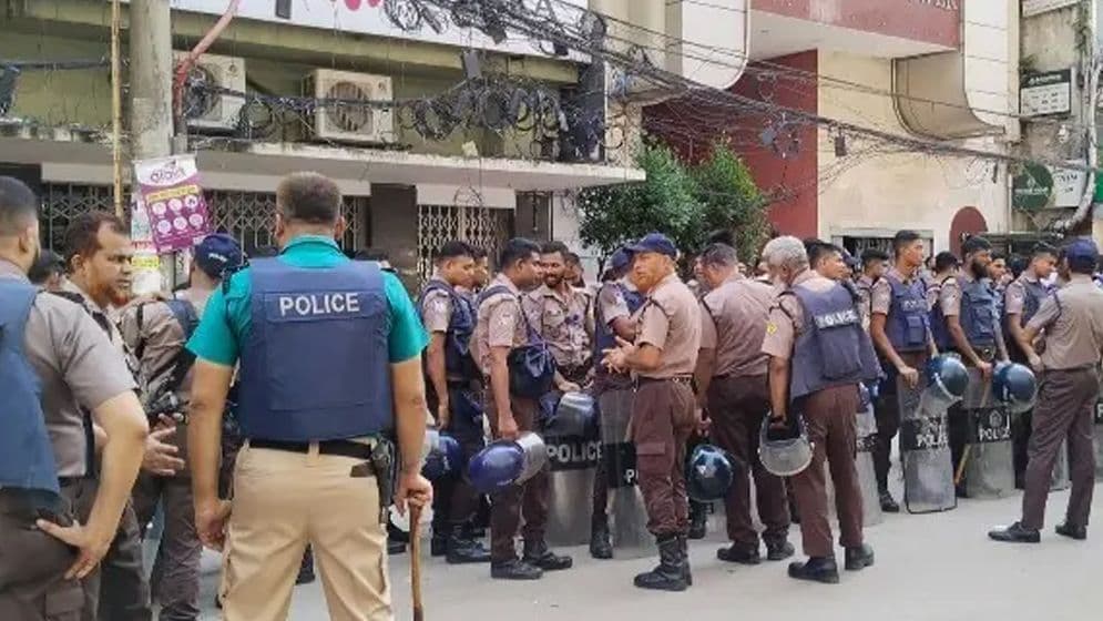 ইসলামী ব্যাংকের সামনে দুই দলের অবস্থান শেষ, কর্মসূচি পুনরায় শুরু হবে